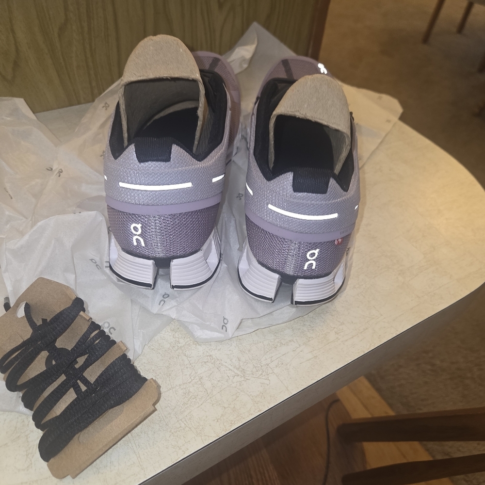 New women's size 11 On Cloud lilac and black running shoes - Picture 3 of 4